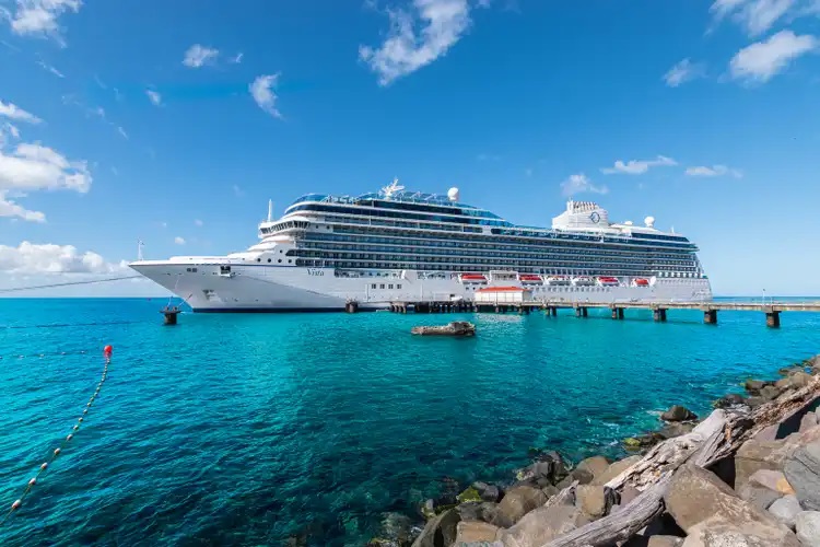邮轮行业复苏路上的隐忧：Carnival与Royal Caribbean的投资抉择